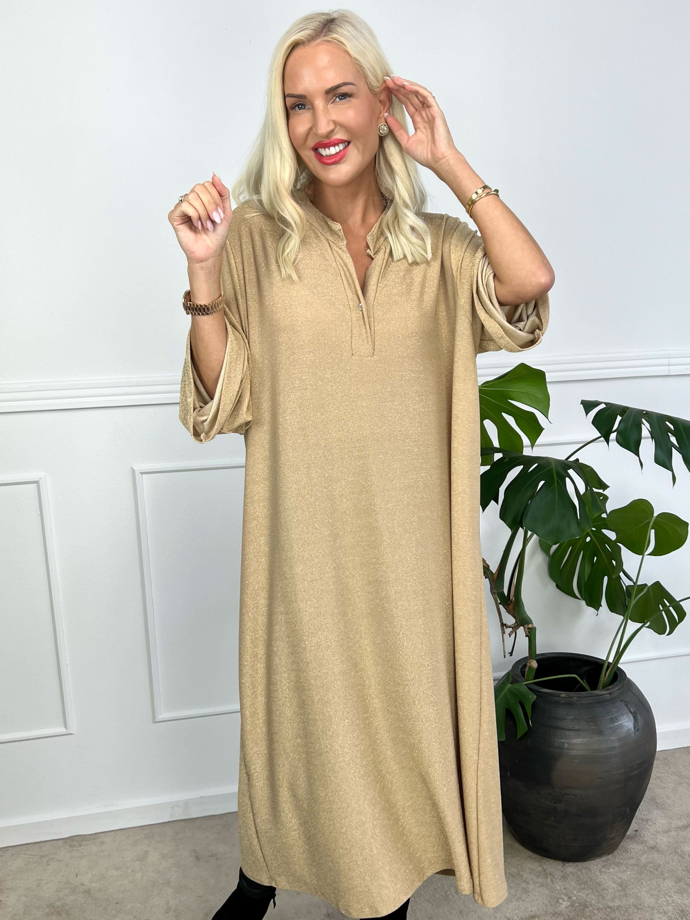 Damaris - Lang kjole i løs pasform med glimmertråde